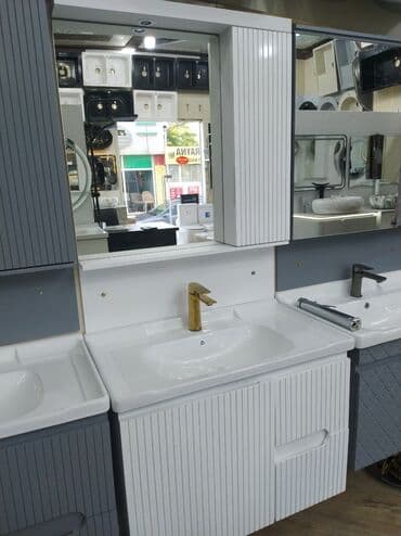 Ağ və boz rənglərdə olan, şkaflı və güzgülü divar asma unitaz dəsti