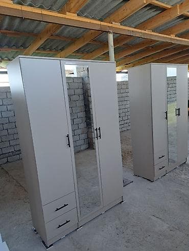qedimi skaf: Üç qapılı paltar dolabı – güzgülü və çekmecəli model - Minimalist — 1
