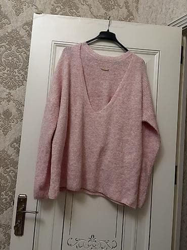 Yumşaq toxunuşlu, açıq çəhrayı rəngdə qadın sviteri. - Model: dərin — 2