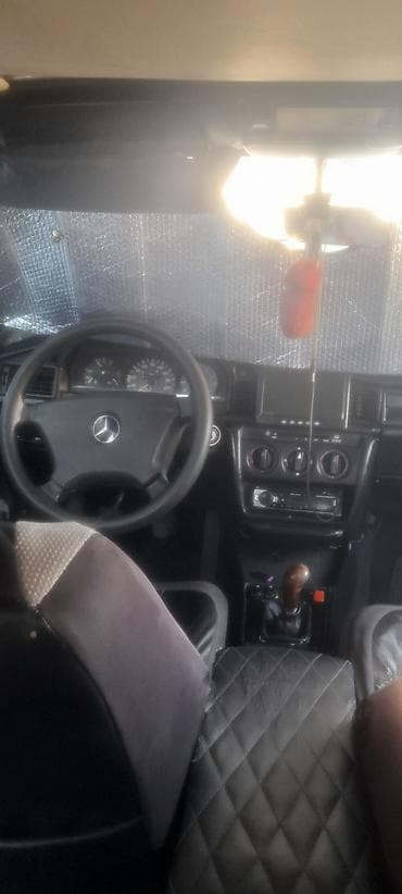 Mercedes-Benz sedan, W201 “190” seriyası. Qara rəng, 4 qapı, arxa — 4