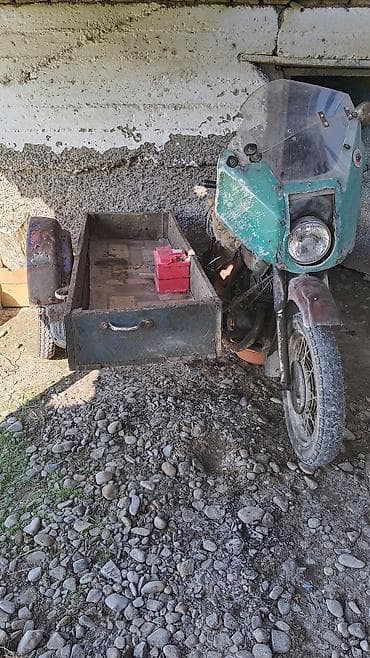 Yan qoşqulu köhnə motosiklet - Yan qoşqulu 3 təkərli motosiklet;