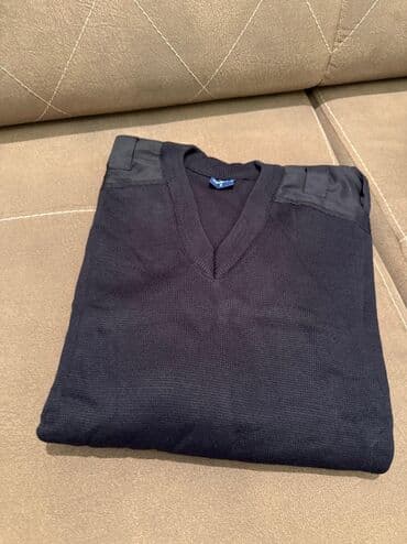 kisi pencekleri: Qara rəngli V-yaxa sviter.Her razmeri var. S, L, XL. Klassik — 1