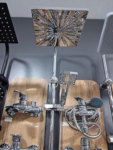 Kvadrat yağış duşu ilə tam duş sistemi - Üst duş: iri kvadrat, geniş