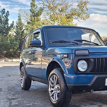 niva gidravlika: LADA Niva (3 qapılı SUV) – mavi rəng Xüsusiyyətlər: - Korpus: yığcam — 1