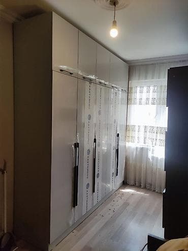 Müasir dizaynlı alt dolablar, üst dolablar və aralıq panel ilə tam