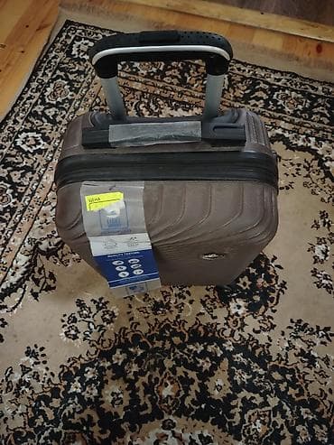 Yüngül çəkili səyahət çemodanı - Material: sərt korpus (yüngül və