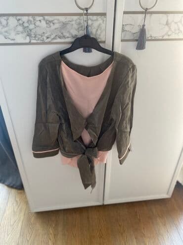 çəhrayı qadın köynəkləri: Boz gumuşu rəngdə, dest yumru yaxa kəsimi və geniş qolları var. Arxa — 4