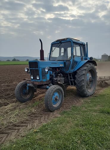 Mavi rəngli təkərli kənd təsərrüfatı traktoru - Kabinli, iki qapılı
