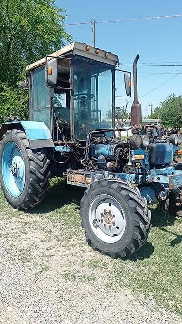 Traktor MTZ (Belarus) tipli, ön güclü körpü ilə. - Dizel mühərrik, ön
