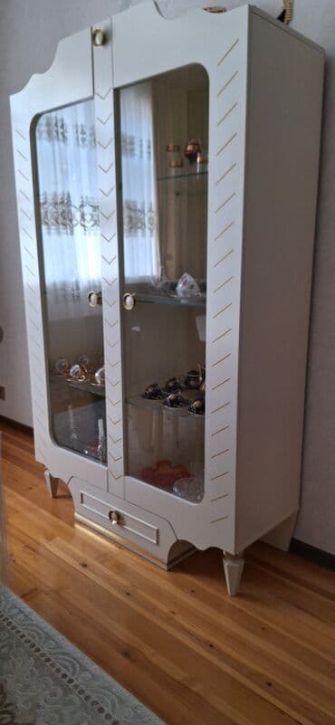 Reklam lövhələri: Şüşəli dolab vitrini — 1