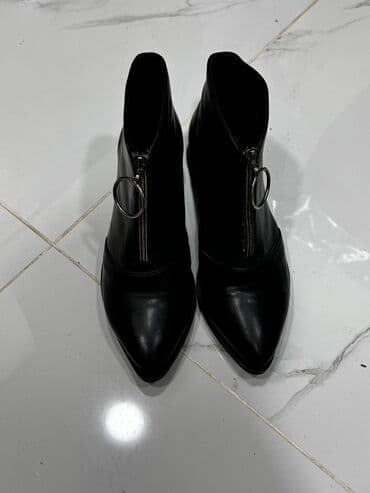 Босоножки, сандалии, шлепанцы: Qadın botları – qara, itiuclu, qısa model - Material: hamar səthli — 4