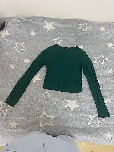 Qadın köynəyi – uzunqol, qaranlıq yaşıl rəngdə - Model: basic, bədənə