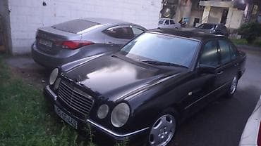 Qara rəngli sedan avtomobil - Kuzov: 4 qapılı sedan, qara rəng - — 4