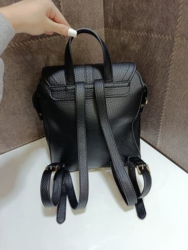 купить бу чемодан: Рюкзак от бренда Carpisa. Модель сделана из эко кожи, имеет магнитную — 3