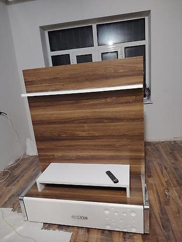 Düz TV altlığı, Polkalı, Laminat