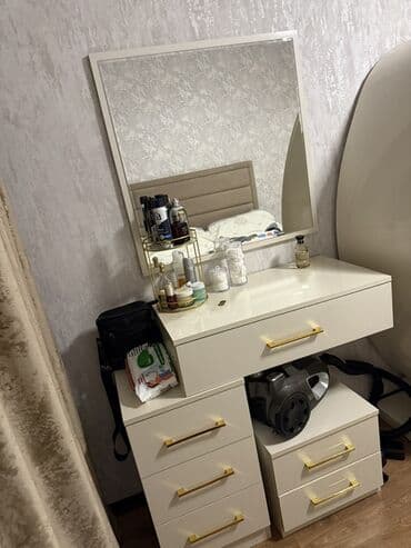 купить трюмо с зеркалом: С зеркалом — 1