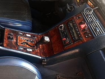 2000 bmw 320i: Mercedes-Benz E-Class: 2.4 l | 1999 il Sedan — 4