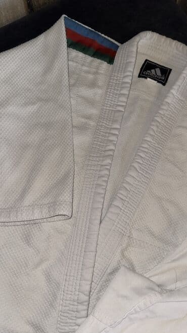 купить футбольную форму в баку: Ağ rəngdə olan Adidas judo kostyumu. Üzərində Azərbaycan bayrağının — 1