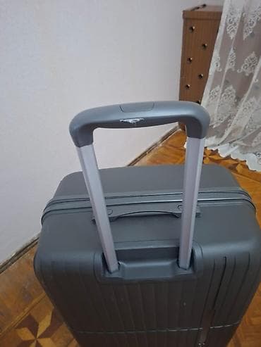 Sərt korpuslu təkərli çamadan – boz rəng - Material: sərt plastik