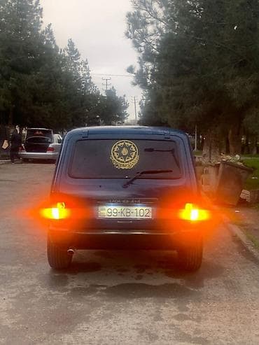 niva satisi: LADA Niva 4x4, mavi rəng, 3 qapılı off-road kuzov. Güclü tam ötürücülü — 1