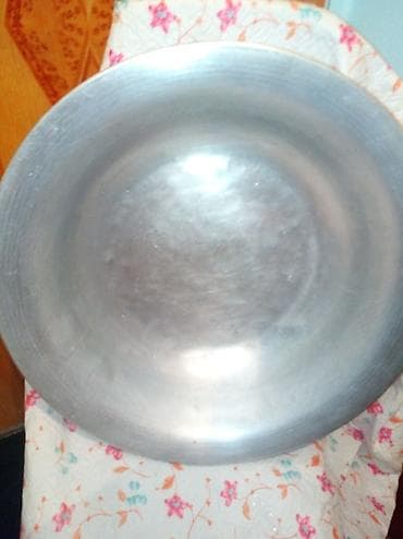 Qedimi böyük ölçülü məclis tasi leyeni ağzının qapağida var material