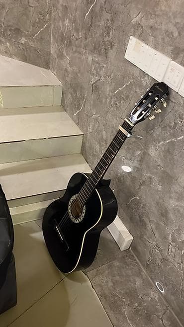 Klassik akustik gitara – qara rəng - Korpus: klassik forma, parlaq