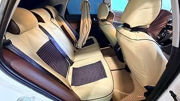 Kia K5 sedan – ağ rəng, aerodinamik kuzov və LED arxa işıqlar. GDi — 10