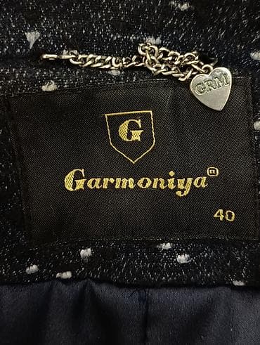 qadın kofta: Qadın palto – tünd göy rəngdə, xırda ağ nöqtəli naxışla. - Model — 2