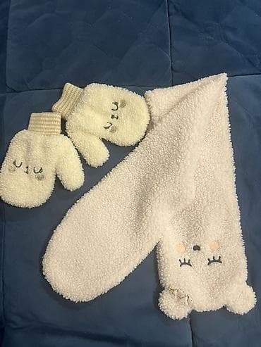 Üst geyimləri: Papaqlar Ayrı ayrılıqda 3 azn satılır her biri.Şerf elcek birlikde 3 — 3