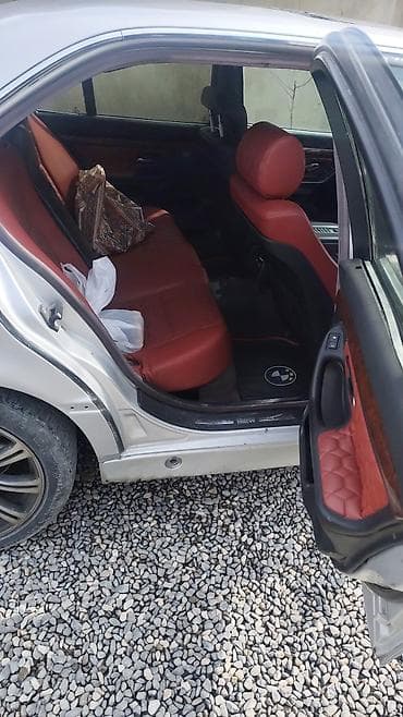 kreditle avtomobillerin satisi: BMW 7 Series sedan (E38) – gümüşü rəngdə, 4 qapılı, arxa ötürücülü — 2