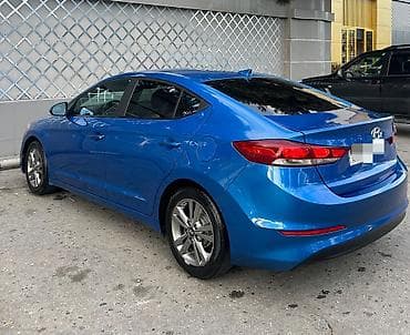 elantra hunday: Mavi rəngdə Hyundai Elantra sedan avtomobili. Avtomobilin ön — 2