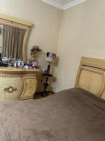 ucuz mebiler: Qiymət- 2000 manat 
İtaliya mebelidir 20000 manata alınmışdır — 5