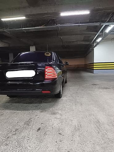 mersedes e 240: Avtomobil: Qara rəngli sedan Təsvir: - Kuzov: Qara, dörd qapılı — 1