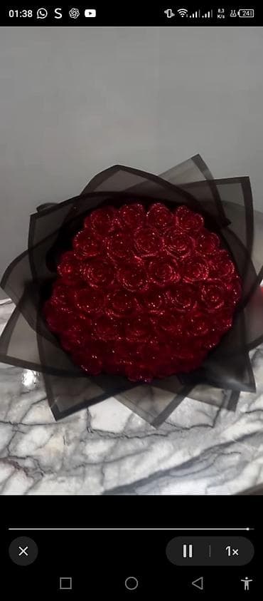 Qırmızı parıltılı güllərdən bükülmüş buket - Tərkib: Qırmızı