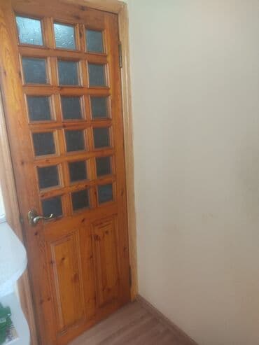 susta: Taxta qapılar . ümumi 6 qapıdır 2 hamam üçün 3 otaq bir mətbəx — 2