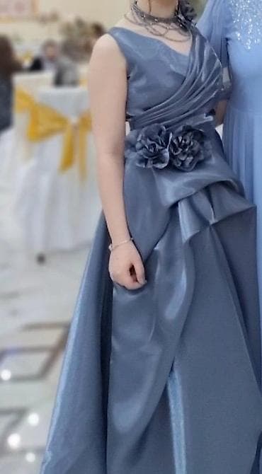 Zərif gecə/libas – metalik boz rəngdə, atlas parıltılı toxuma. - Üst