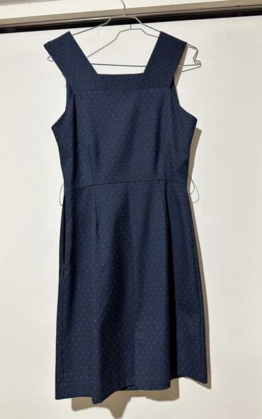 Donlar: Tünd lacivərt rəngdə, xırda nöqtəli naxışlı qadın paltarı. Geniş — 2