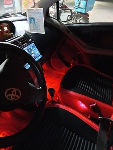 avto 444: Toyota Yaris hatchback (ağ rəng). Şəhər içi üçün sərfəli və rahat — 9