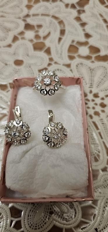 charles keith az: Gümüş rəngli zərgərlik dəsti – üzük və sırğalar - Komplekt: 1 ədəd — 3