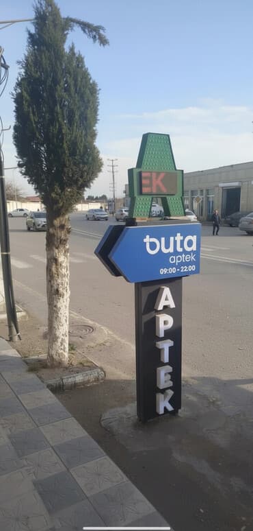 konteynerdən mağaza: LED işıqlı “APTEK” yol göstəricisi və aptek nişanı - Dayaqda şaquli — 1
