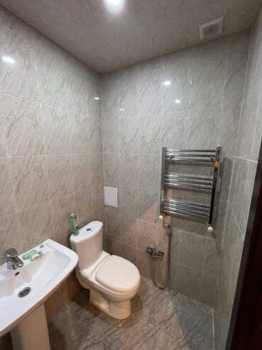 badamdarda kohne bina evleri: Yasamal rayonu,İnşaatçılar metrosu,Mida yaşayış kompleksində,12 — 8