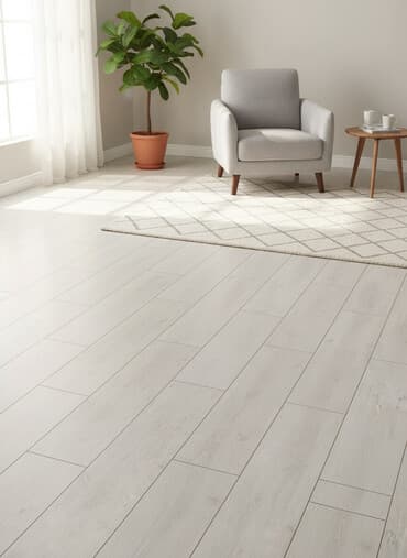 taxta evlər: Ağ rəngdə, taxta effektli laminat döşəmə panelləri. Bu panellər evdə — 1