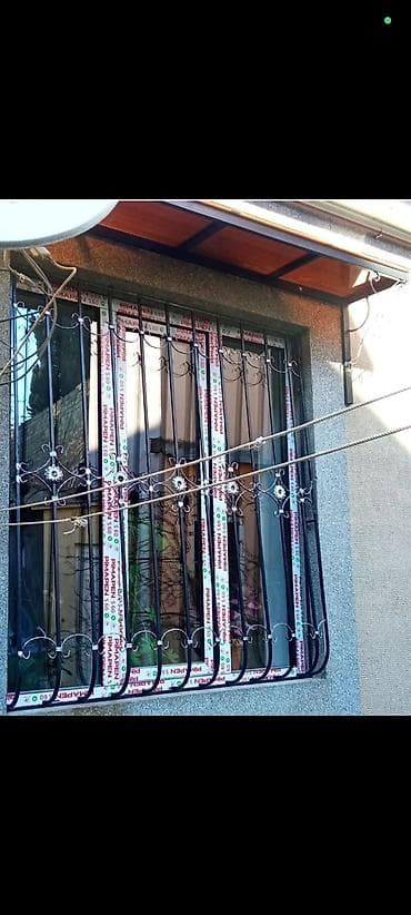 pencere dekor: Pəncərələr üçün qızılı rəngdə, dəmir barmaqlıqlar. Dekorativ — 8