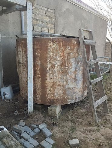 Böyük həcmli metal saxlama çəni. Silindrik formaya malikdir və xarici