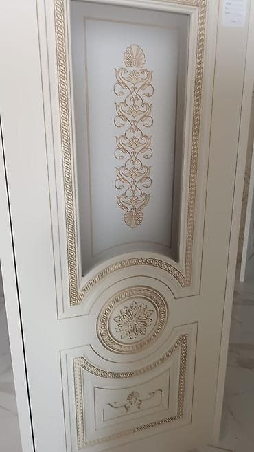 yeni il qapi bezekleri: Klassik dizaynlı daxili qapılar – dekorativ oyma və şüşə insertli — 4