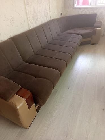 oturaca: Qonaq otağı üçün böyük ölçülü künc divanı. Divan qəhvəyi rəngdədir — 1