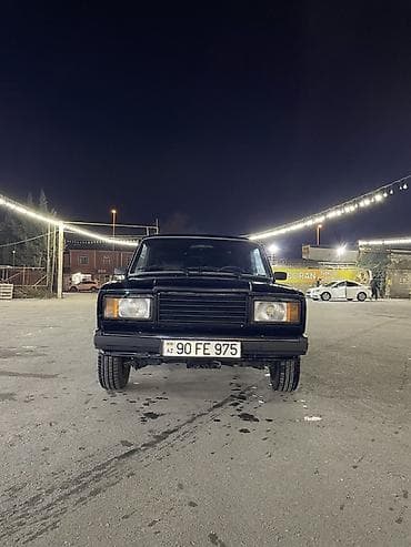 Qara rəngli klassik sedan – Lada Riva/VAZ 2107 tipli model. Əsas