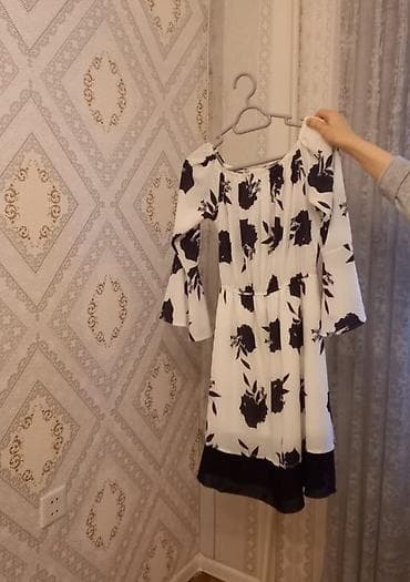 Ağ rəng üzərində qara güllü naxışlı qadın donu. - Model: off-shoulder