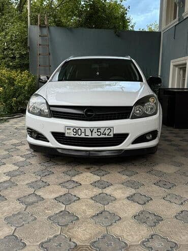 Opel Astra H Caravan (universal), ağ rəng, AZ 90-LY-542 nömrə nişanı