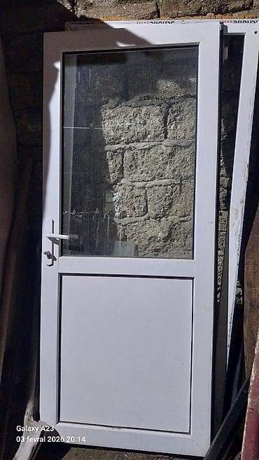 PVC şüşəli qapı - Material: Ağ rəngli PVC profil - Dizayn: Yuxarı